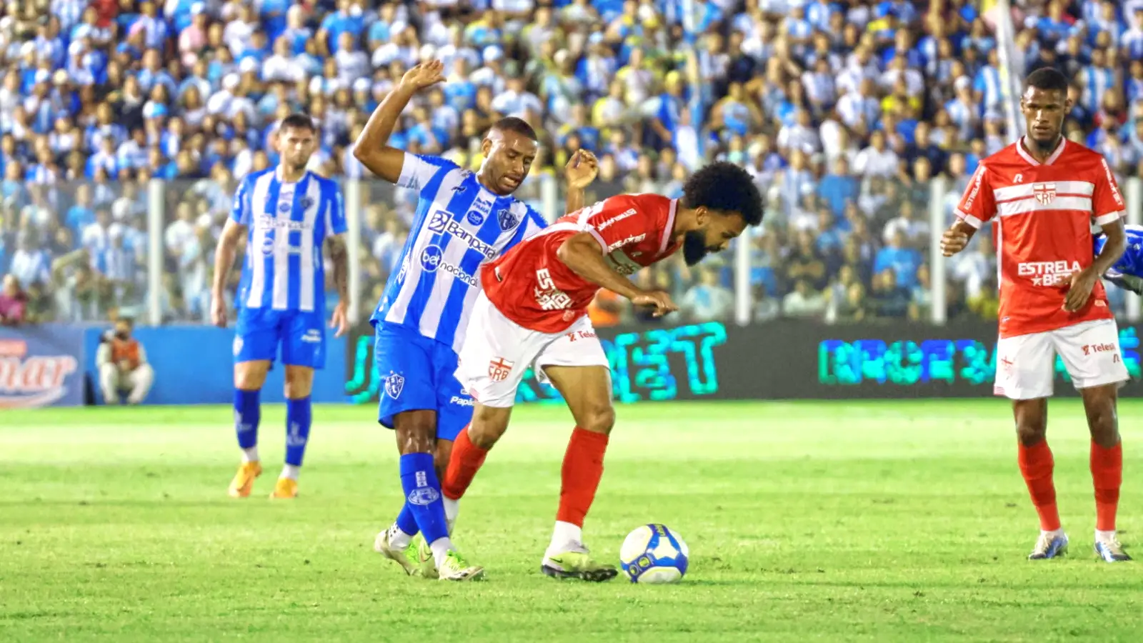 O Paysandu ficou no 1 a 1 com o CRB, na noite desta terça-feira (18), no Estádio da Curuzu, em Belém, pela 11ª rodada da Série B do Campeonato Brasileiro. João Vieira e Léo Pereira marcaram os gols do jogo.