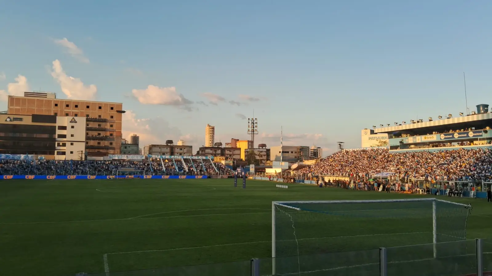 Curuzu lotada para o jogo.