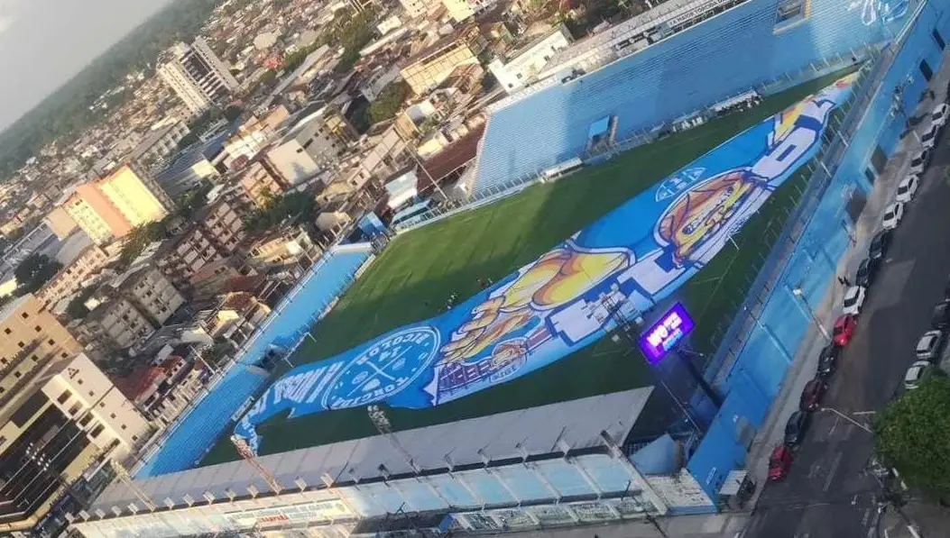 Hoje, a Fiel Bicolor vai estrear um bandeirão que ocupa todo o Lado B do Estádio Mangueirão.