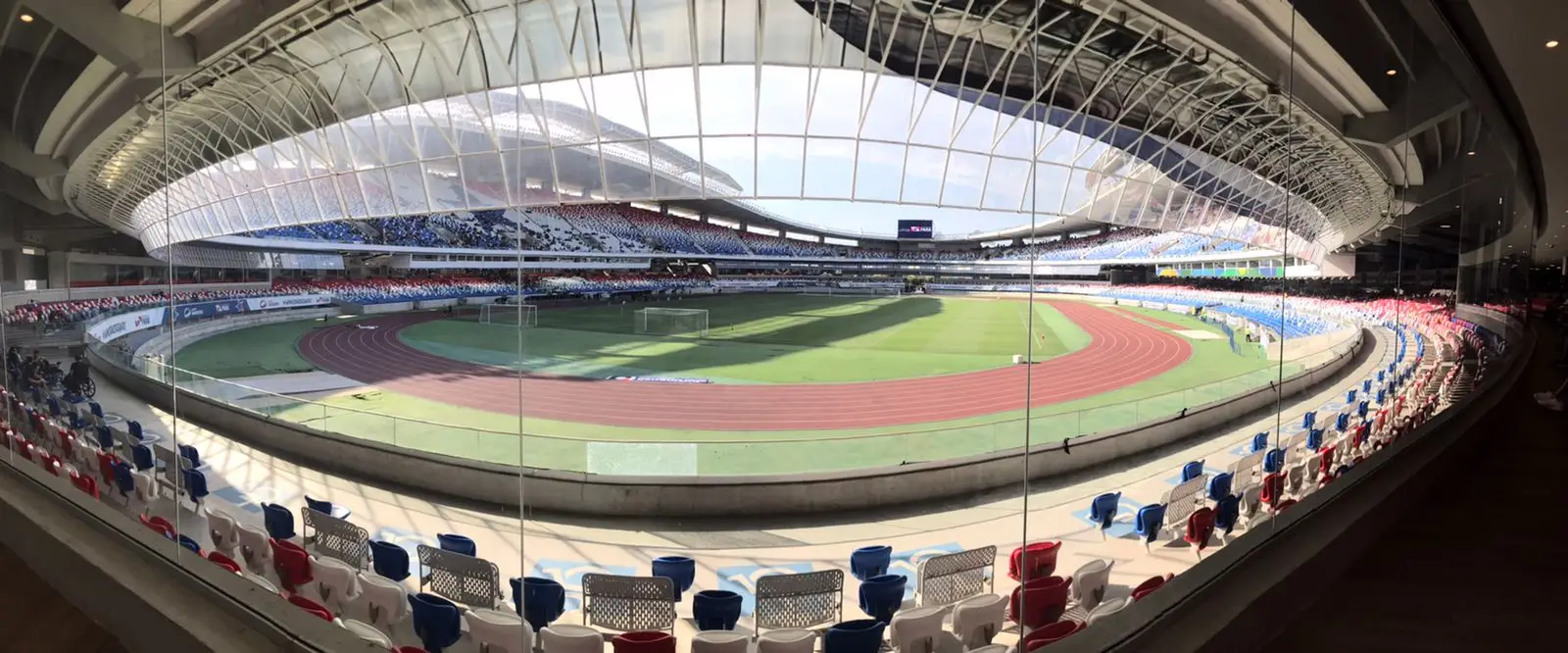 Mangueirão com o gramado impecavel. Tarde de domingo linda e o calor vai dando aquela amenizada. A bola rola em menos de 1 hora