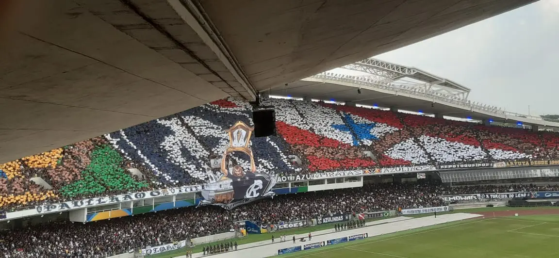 No clima do Círio, Remo faz mosaico sob a proteção da Santinha.