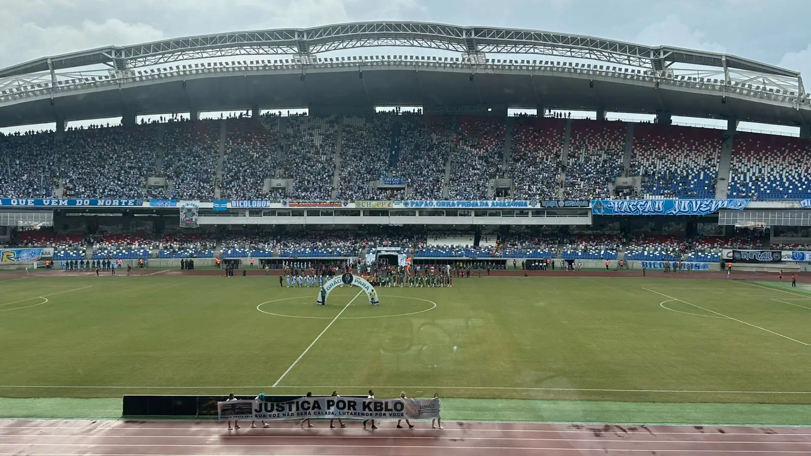 Hino Nacional executado. Tudo pronto para o início da partida.