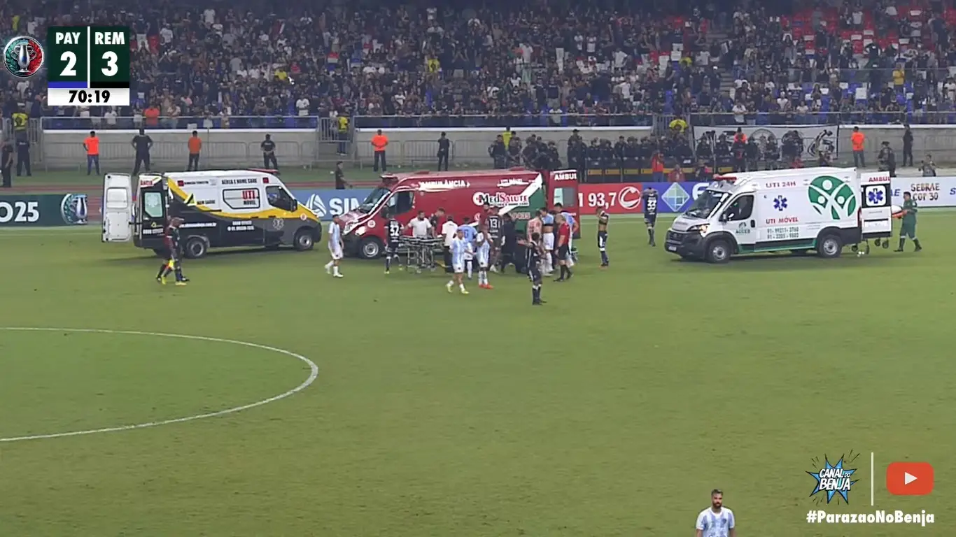 Ambulâncias em campo. Alguns jogadores estão chorando em campo. Jaderson caiu desacordado, o braço de Novillo torceu, assim como a boca. Momento muito preocupante no Mangueirão