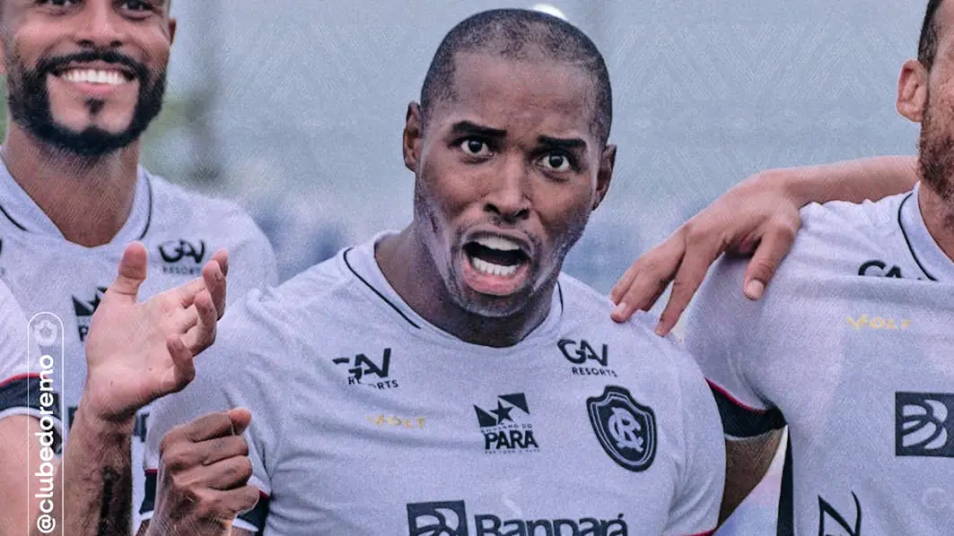 Alan Rodríguez chuta, bola desvia na barreira e sobra para Adaílton fazer o segundo