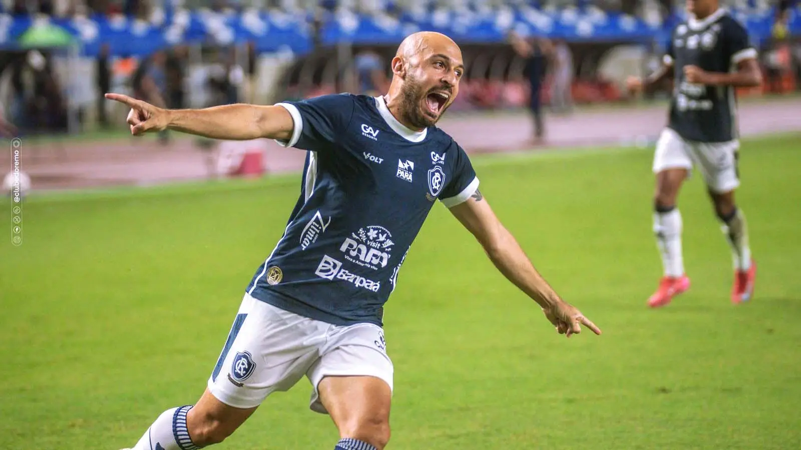 Replay? Regís lança para Felipe Vizeu, que arrasta o zagueiro e cruza para Régis marcar o segundo do Leão