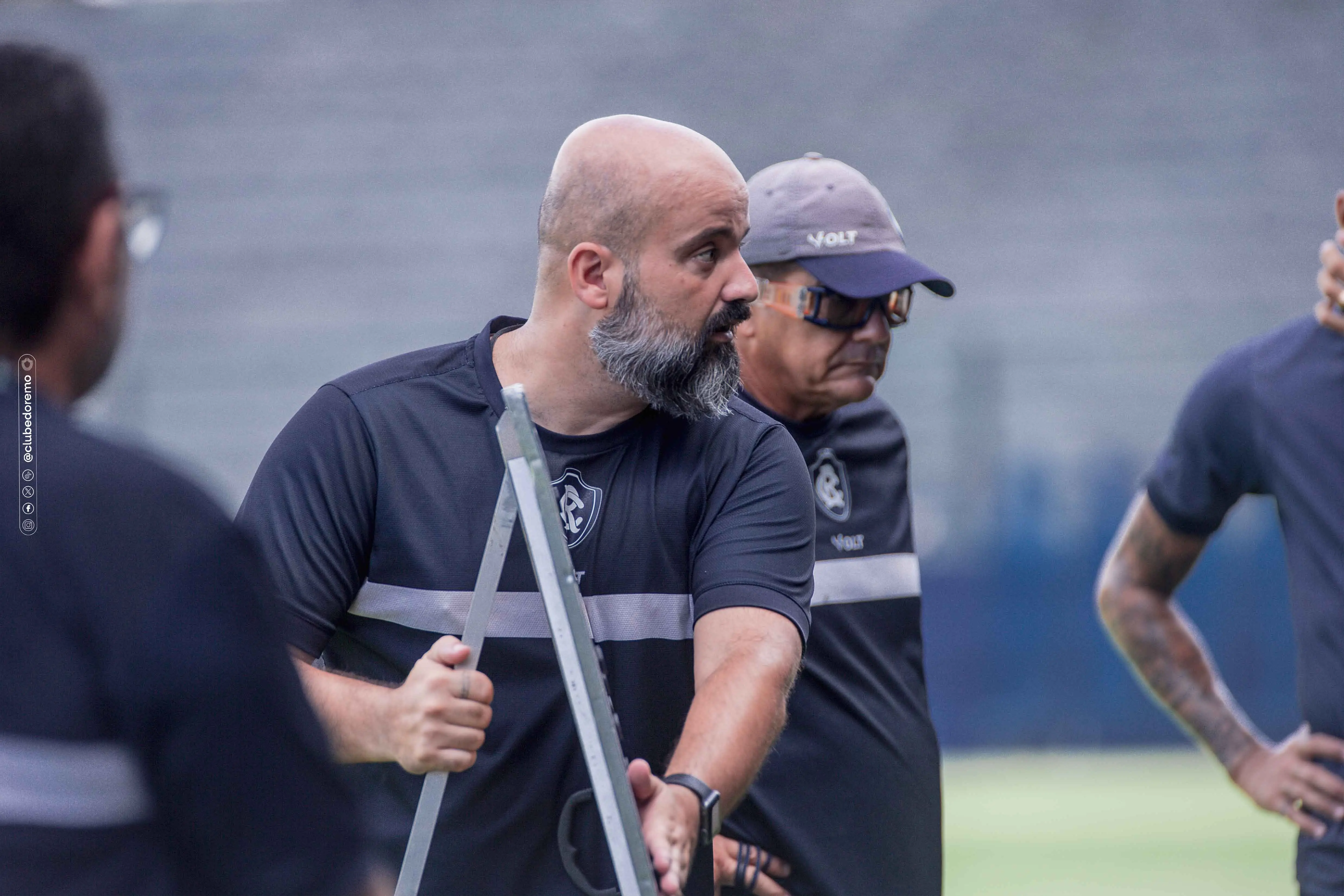 Assim como contra o Operário-PR, o auxiliar técnico permanente Flávio Garcia é quem comanda o Leão Azul mais uma vez, já que o clube segue sem treinador