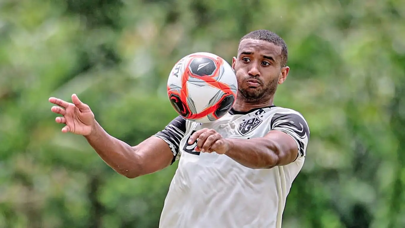 O lateral-direito Edílson, que voltou a sentir dores na coxa no jogo passado, também foi vetado pelos médicos.