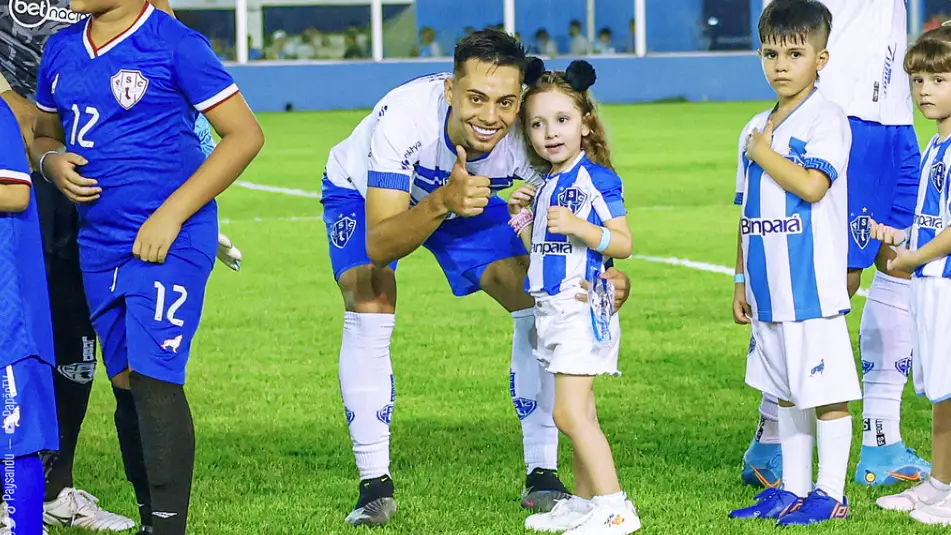 O IMPOSSÍVEL ACONTECEU, MEU DEUS DO CÉU! Bola sobra para Leandro Vilela, que chuta da entrada da área e marca para o Papão, abrindo o placar na Curuzu!
