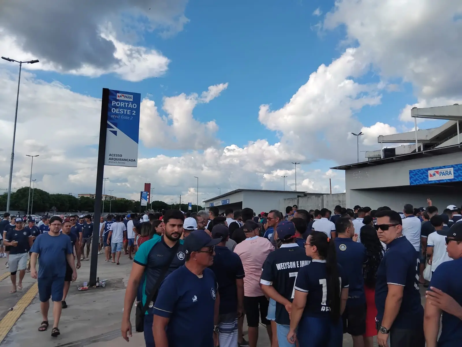 Faltando 10 minutos para o início da partida, enormes filas são registradas nas entrada do Lado B