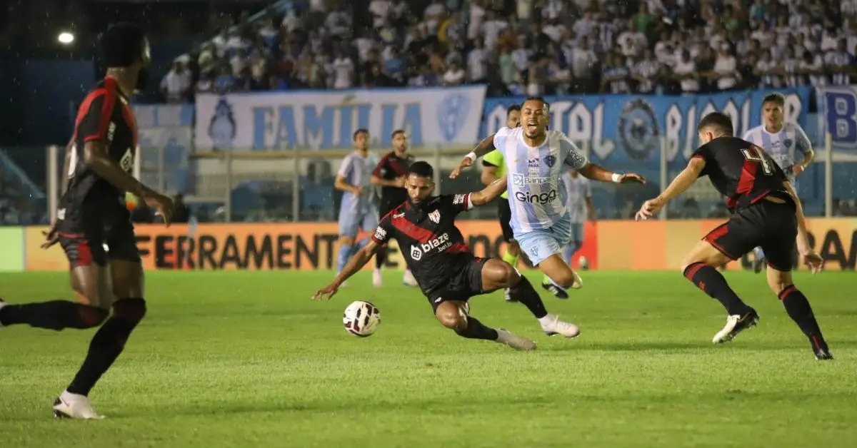 O Paysandu ficou no 2 a 2 contra o Atlético Goianiense, na noite deste sábado (12), na Curuzu, em Belém, pela 16ª rodada da Série B do Campeonato Brasileiro.