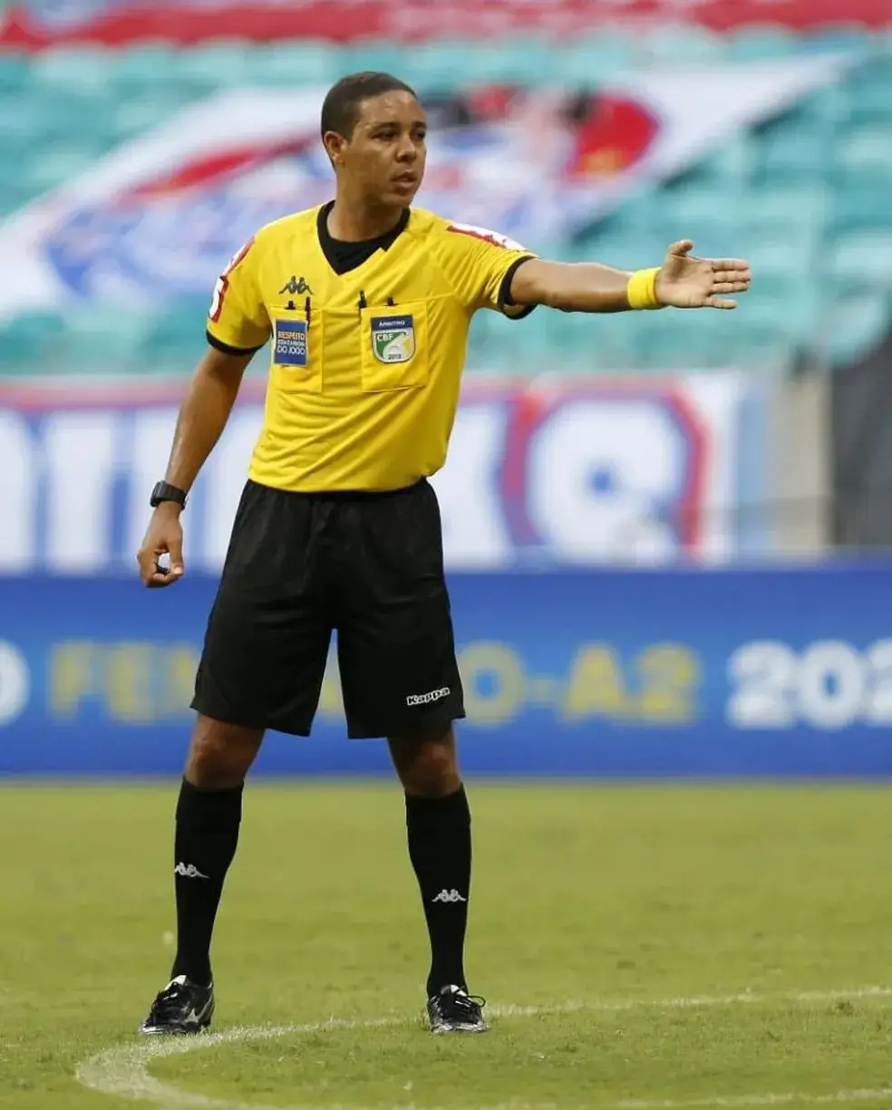 Arbitro: Emerson Ricardo de Almeida Andrade (BA); Assistente 1: Alessandro Alvaro Rocha de Matos (BA); Assistente 2: Daniella Coutinho Pinto (BA); VAR: Elmo Alves Resende Cunha (GO)