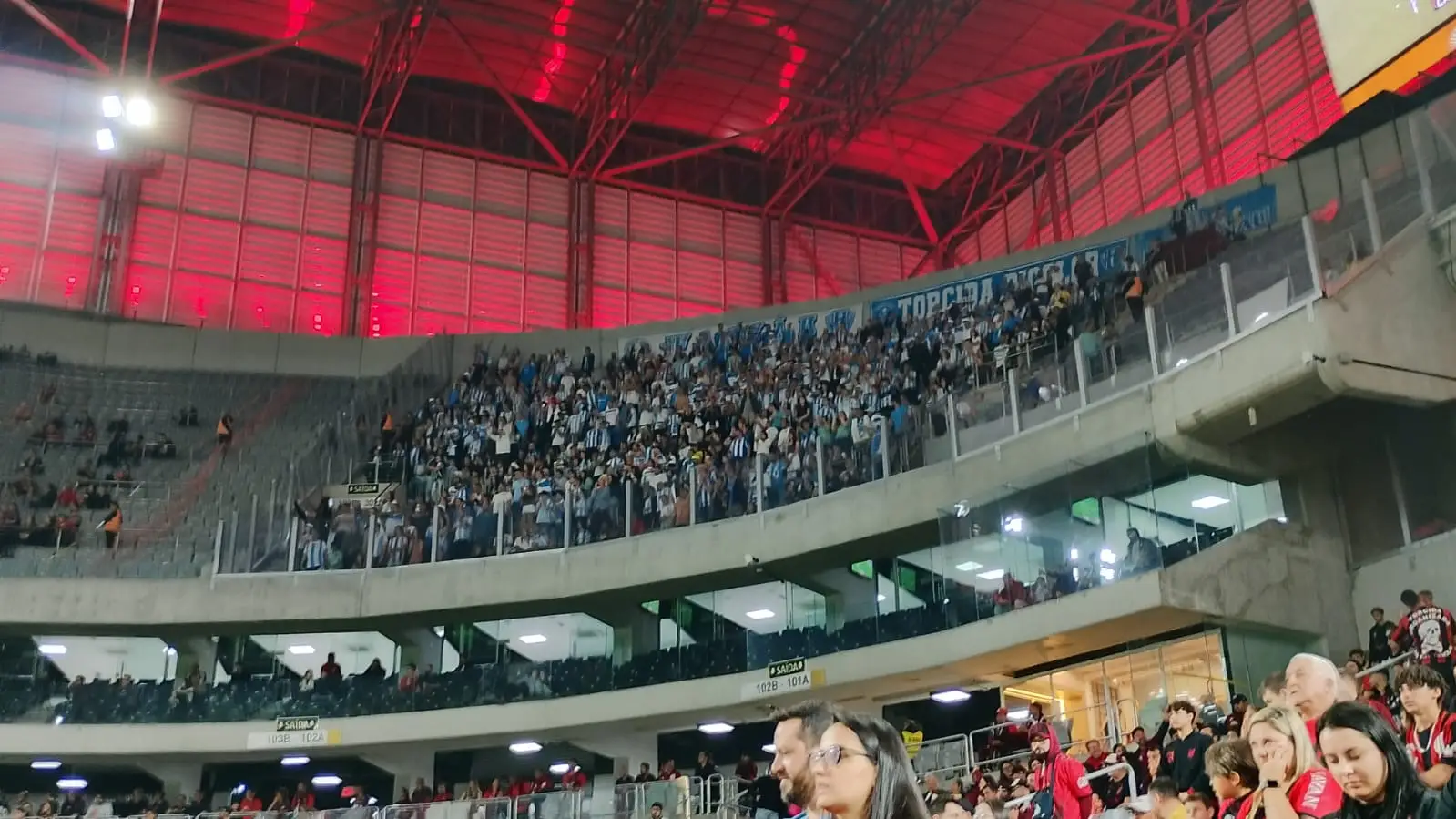 A torcida do Paysandu, que enfrenta diciculdade para acessar o estádio devido ao reconhecimento facial, finalmente começa a ocupar seu espaço nas arquibancadas.