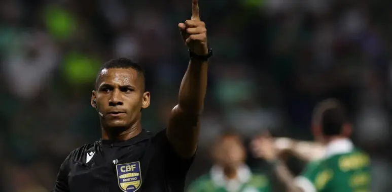 A arbitragem do jogo ficará por conta do baiano Bruno Pereira Vasconcelos, com o auxílio de Elicarlos Franco e Murilo Augusto. No VAR, o experiente Heber Roberto Lopes comandará as revisões.
