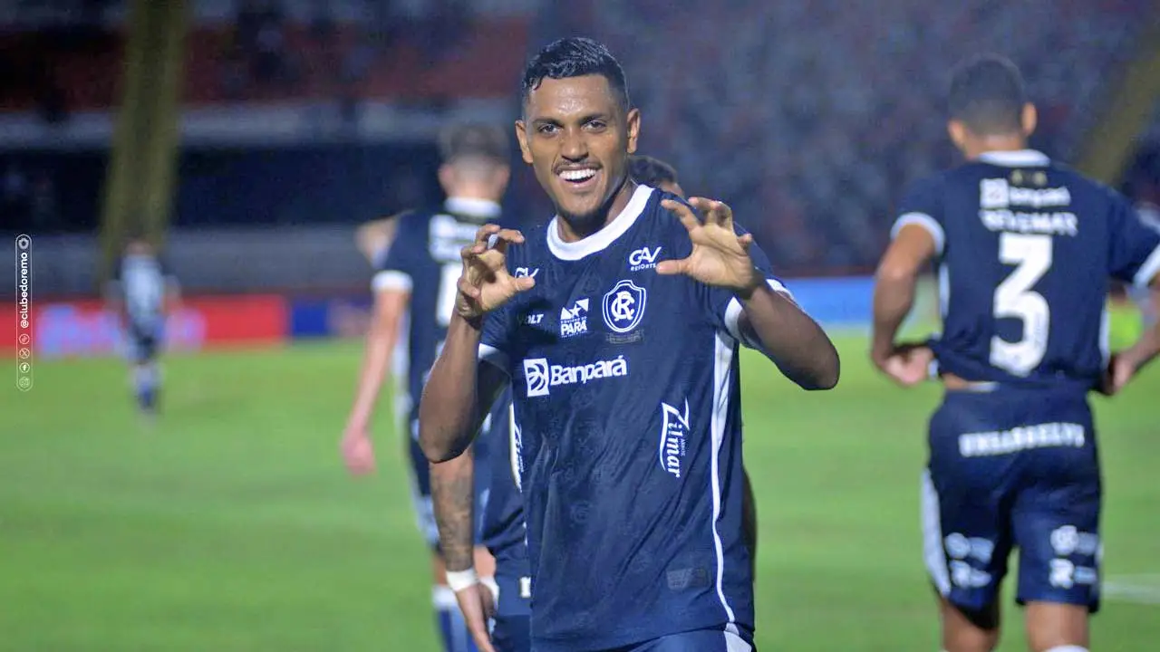 Pedro Rocha cobra forte, no lado de João Lopes, e abre o placar no Carlos Zamith. Artilheiro da Série B, camisa 32 do Leão chega aos 11 gols