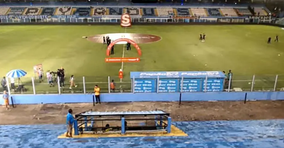 A Curuzu reflete o silêncio da desmotivação: neste domingo (9), as arquibancadas estão quase vazias, marcadas pela tristeza do rebaixamento e pela ausência do habitual calor da torcida bicolor.