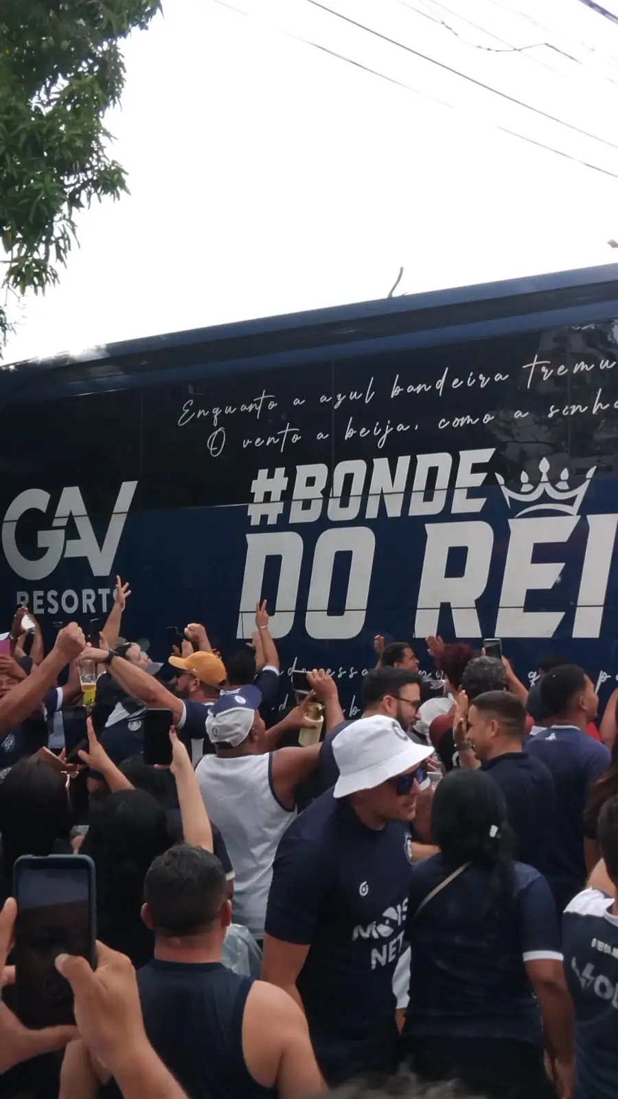 Mais cedo, a torcida azulina recebeu a delegação do Remo na chegada ao Mangueirão.