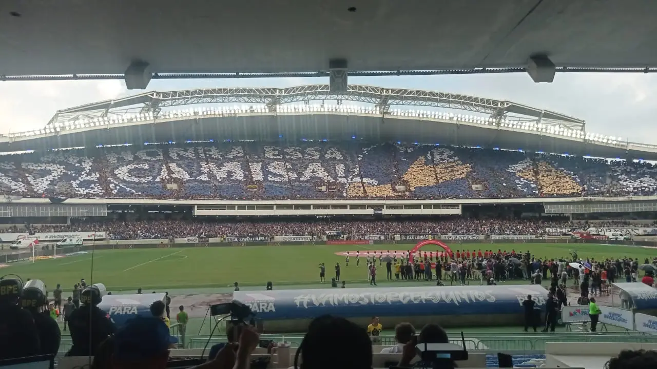A torcida do Remo exibe um lindo mosaico com frases motivacionais e um pedido de intercessão à Nossa Senhora de Nazaré.