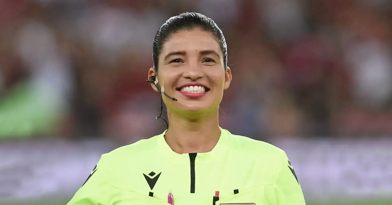 A árbitra FIFA Gleika Oliveira Pinheiro comanda a partida na Curuzu. A árbitra FIFA Gleika Oliveira Pinheiro comanda a partida na Curuzu. Gustavo Ramos Melo será o responsável pelo árbitro de vídeo, com Nayara Lucena no AVAR.