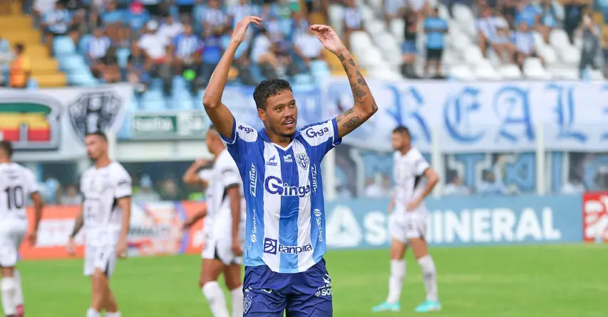 O Paysandu confirmou o favoritismo no início no Campeonato Paraense ao vencer o São Raimundo por 2 a 0 na Curuzu, em partida marcada por intensidade, domínio territorial e eficiência ofensiva nos momentos decisivos.