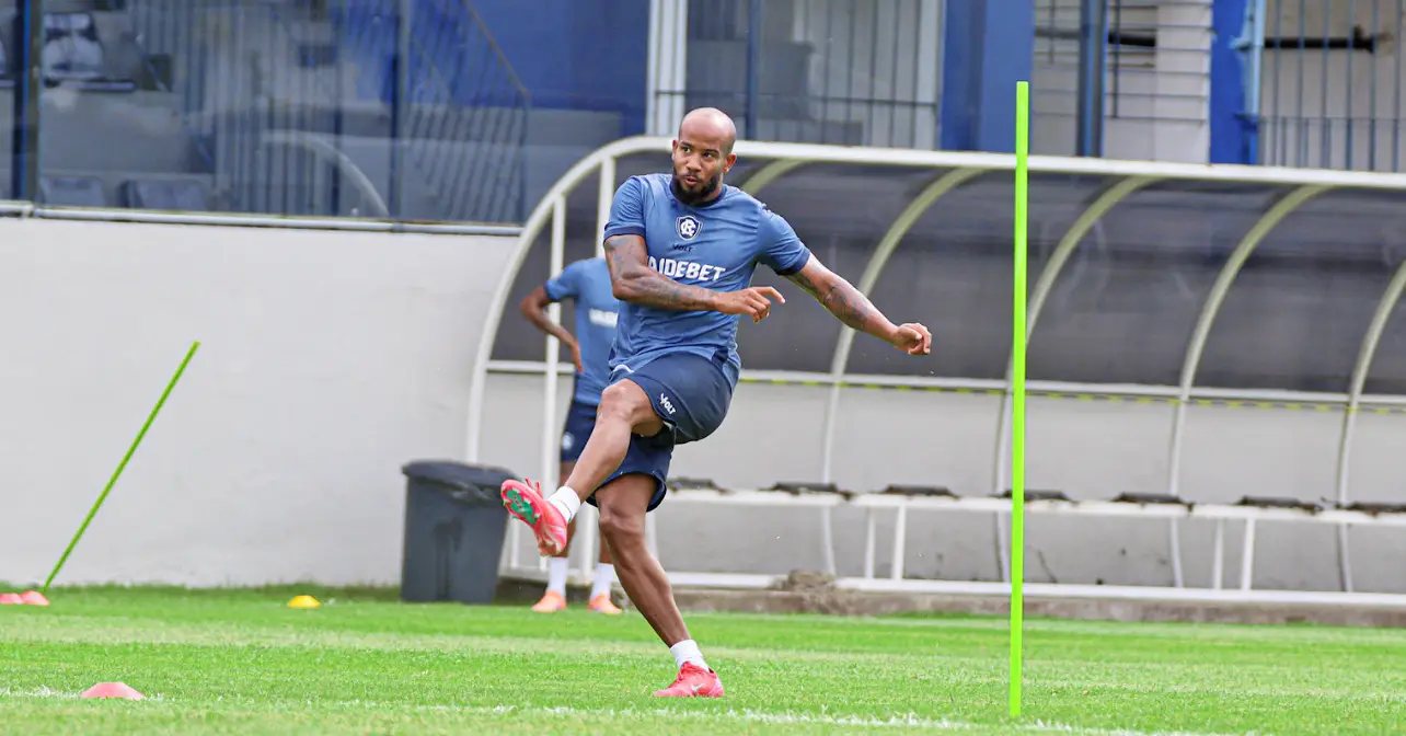 O volante Patrick foi submetido a exames médicos na manhã deste domingo (8), onde foi diagnosticada lesão grau IIA no bíceps femoral direito.