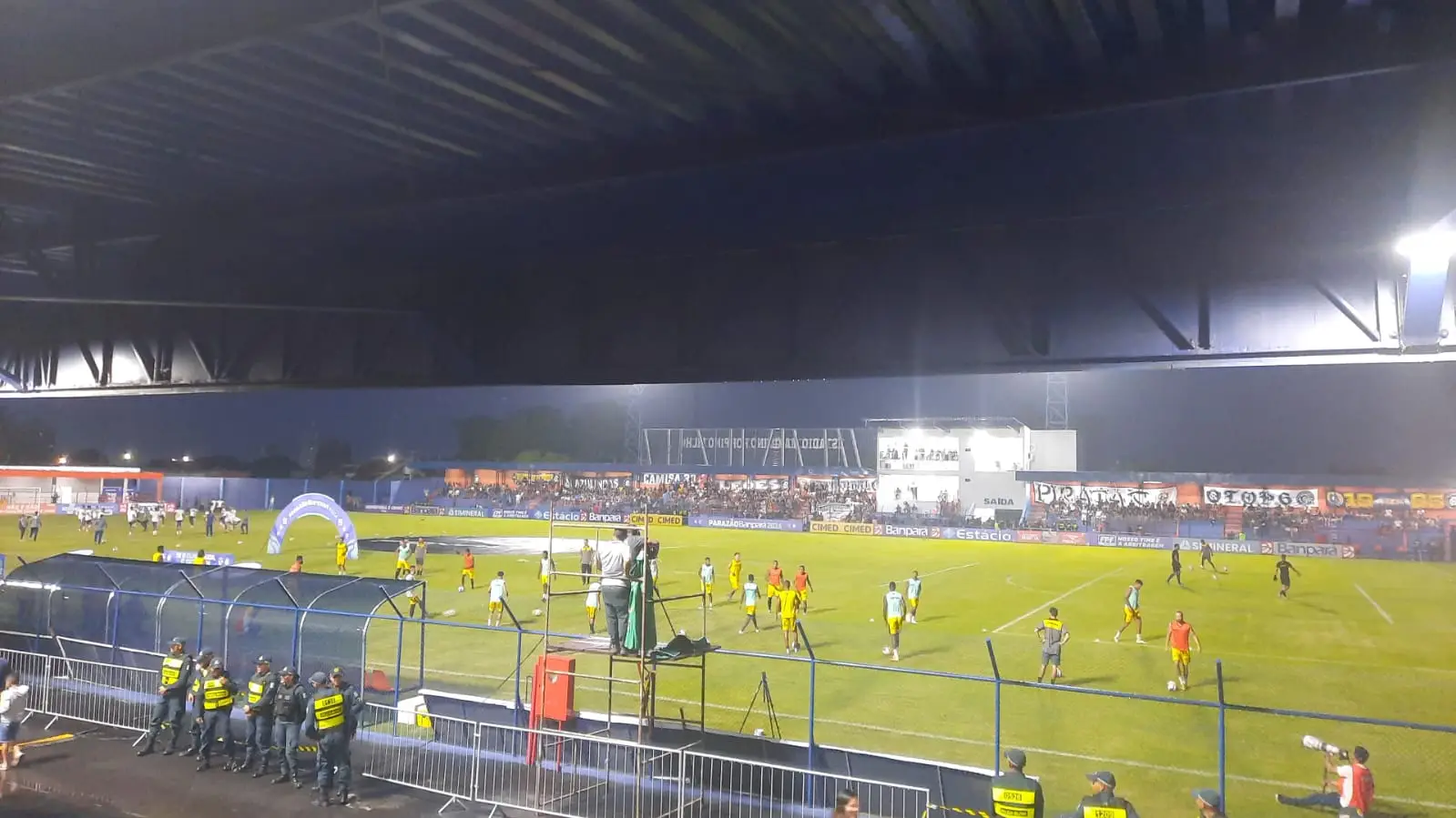 Times em aquecimento para a partida