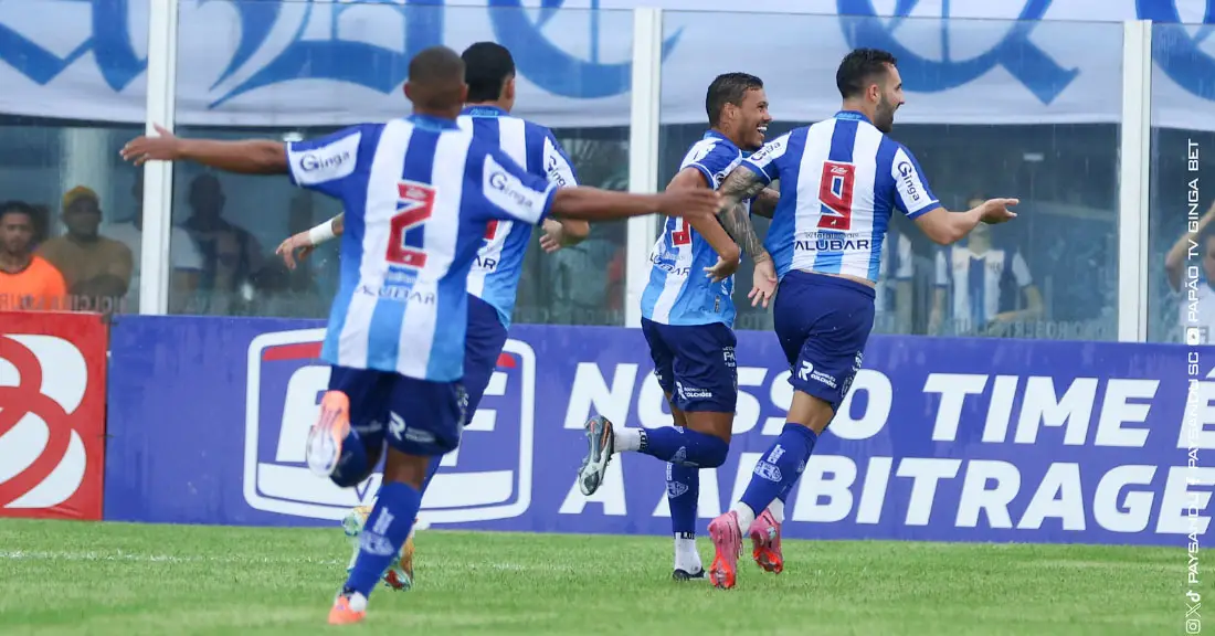 Bola sobra para Ítalo, ele domina, ajeita para a esquerda e coloca no cantinho, abrindo o placar na Curuzu