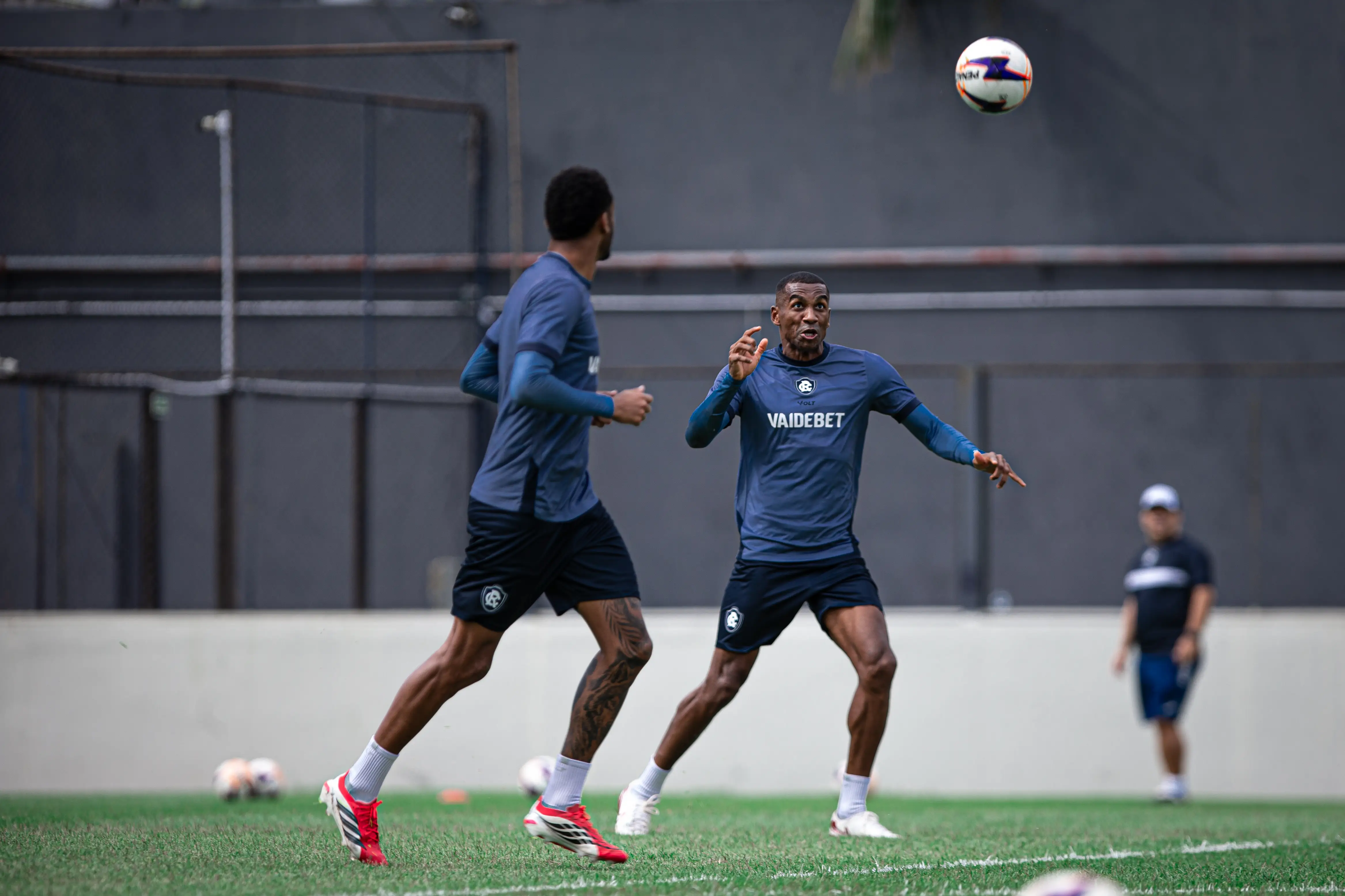 O interino Flávio Garcia é quem vai estar à frente da equipe no clássico. Os azulinos devem ir a campo com força máxima.