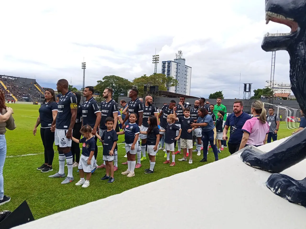 Os Hinos do Brasil e do Pará já foram executados no Baenão. Tudo pronto para o início do jogo.