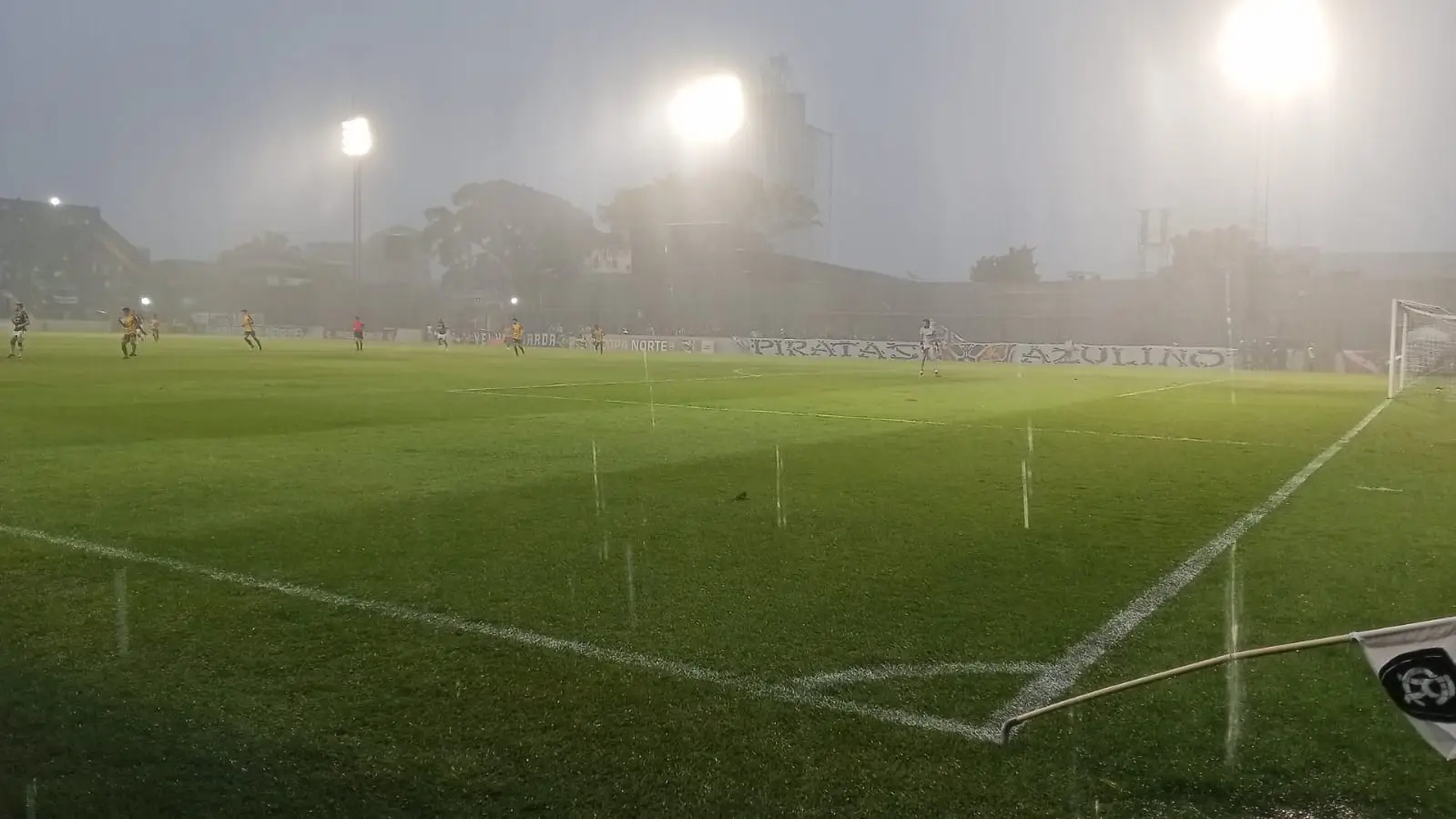 Gramado escorregadio provoca quedas de jogadores do Monte Roraima; Nalberth e Luisinho se machucam após escorregarem.