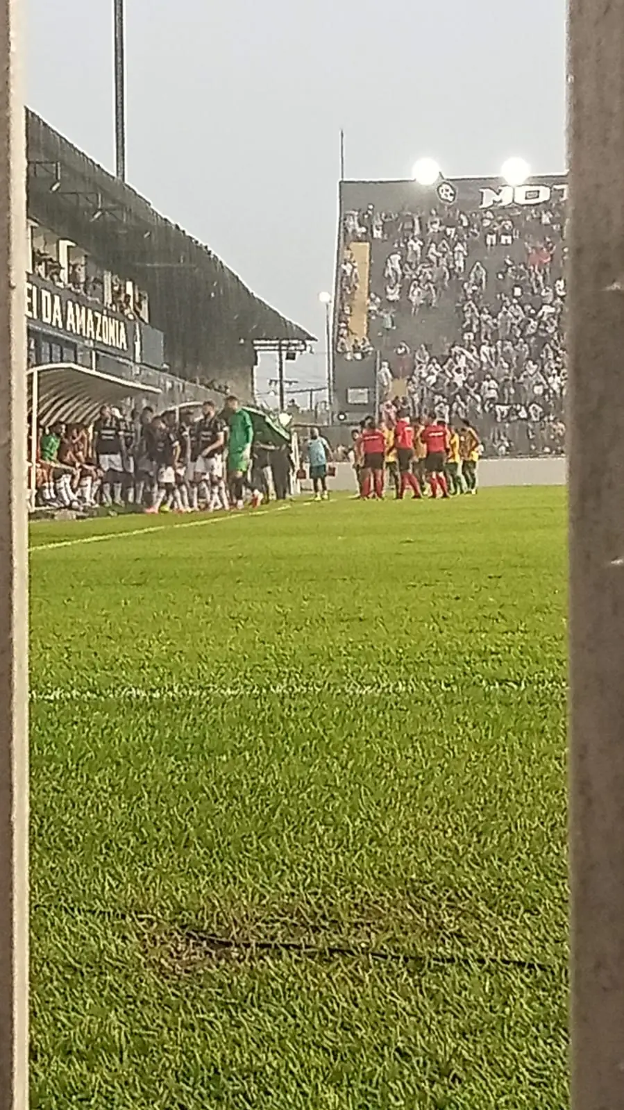 Começa a chover nesse momento e, como parte dos refletores do Baenão ainda não foram acesos, o árbitro paralisou a partida.