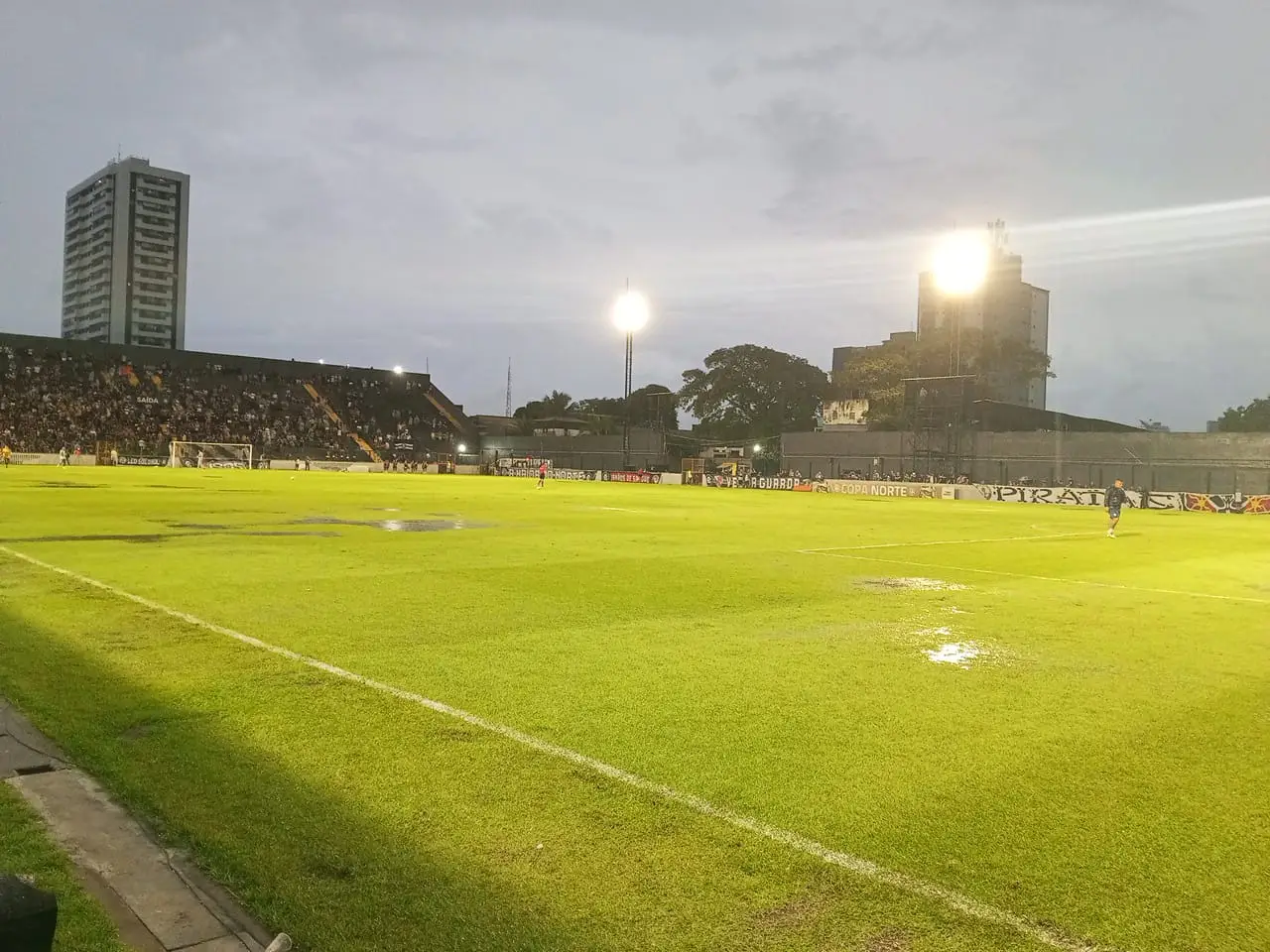 O segundo tempo tem início sob chuva leve, com o gramado em condições mais favoráveis ao andamento da partida, embora ainda sejam observadas muitas poças d'água no campo.