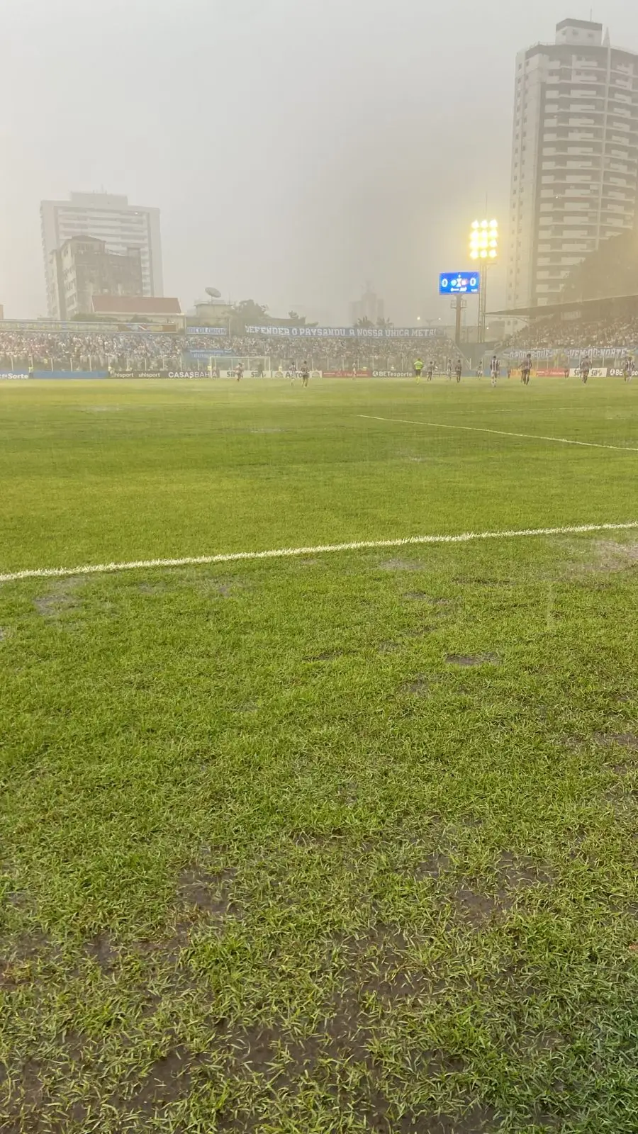 Com o céu nublado e ameaça de chuva forte, o sistema de iluminação do estádio já foi acionado..