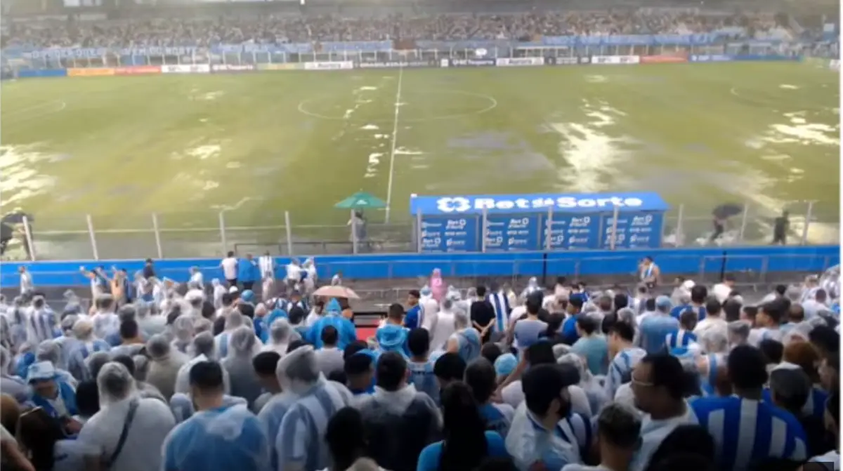 Após conversa com jogadores das duas equipes, a arbitragem decidiu paralisar a partida por conta das condições do gramado.