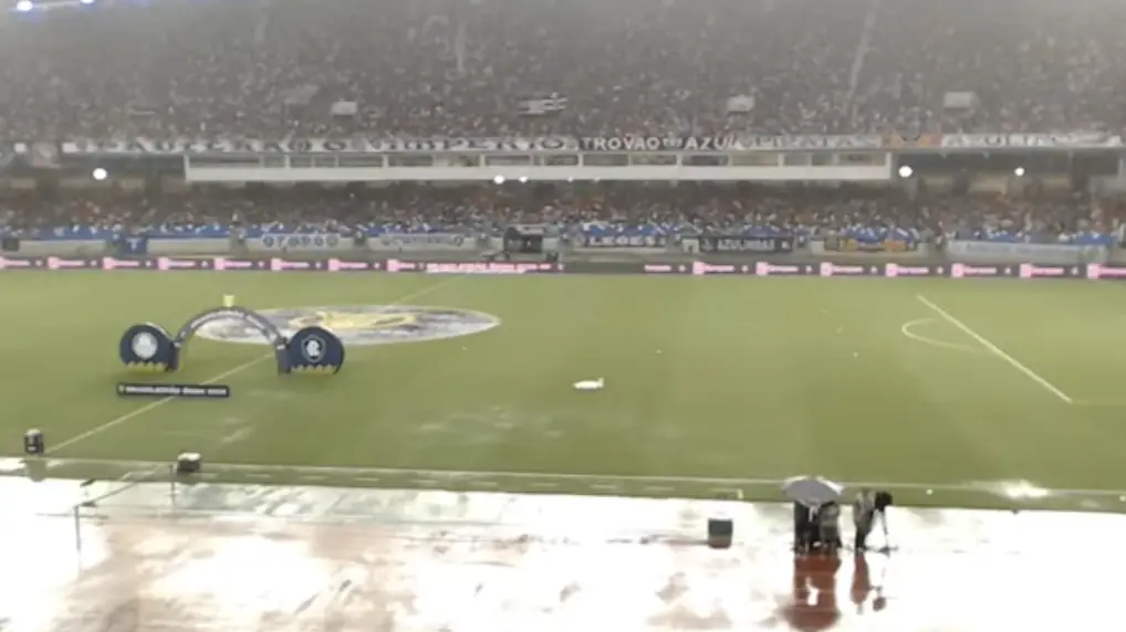 Inicialmente, a partida teria atraso de 30 minutos, com início previsto para as 16h30. No entanto, como os jogadores ainda precisarão realizar cerca de 20 minutos de aquecimento após a liberação do gramado, a tendência é que a bola role apenas às 17h.