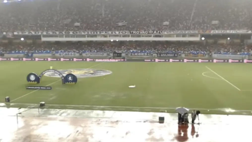 Tudo pronto para o protocolo oficial pré-jogo, que inicia com as execuções dos hinos Nacional e do Pará.